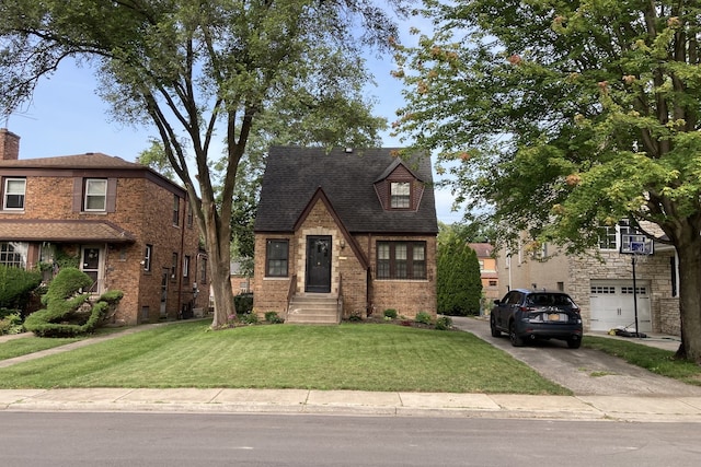 view of front of home featuring a garage and a front yard