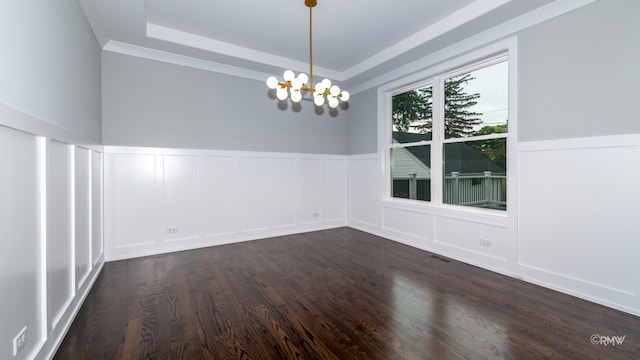 unfurnished room with dark wood-type flooring and an inviting chandelier