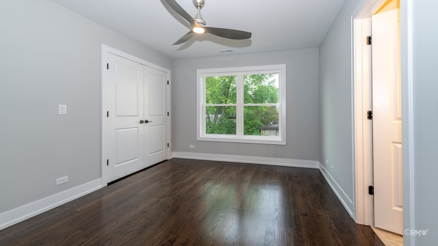 spare room with dark wood-type flooring and ceiling fan