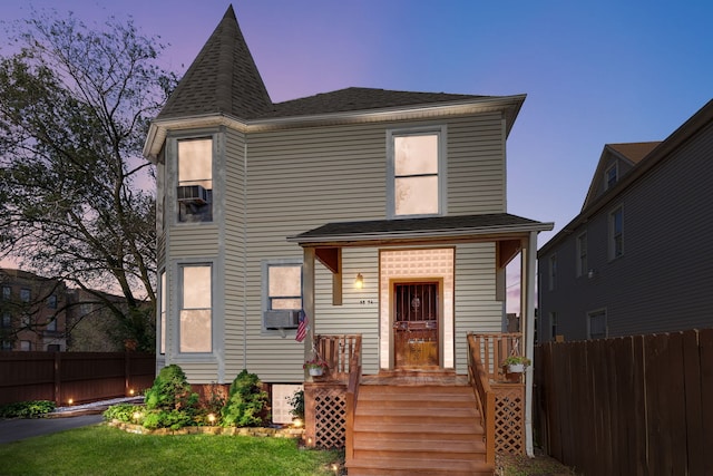 view of front of property featuring a yard