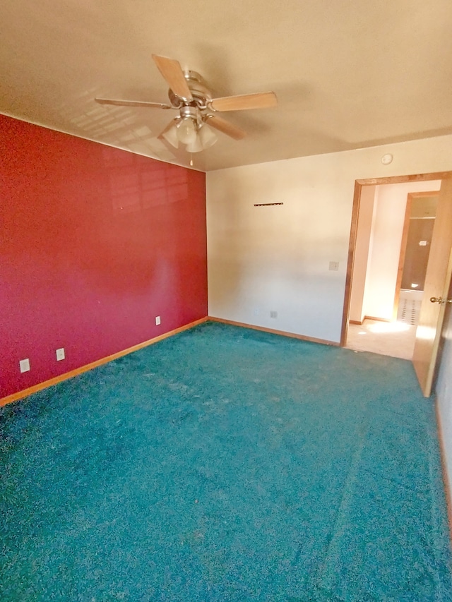 unfurnished room featuring carpet floors and ceiling fan