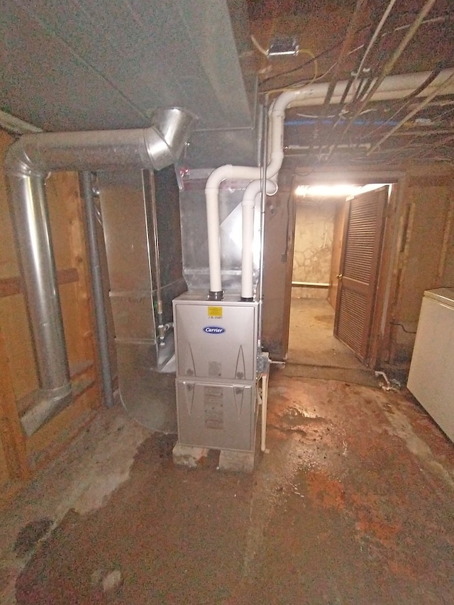 utility room with heating unit and washer / clothes dryer