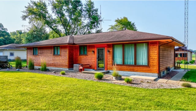 view of front of property featuring a front yard