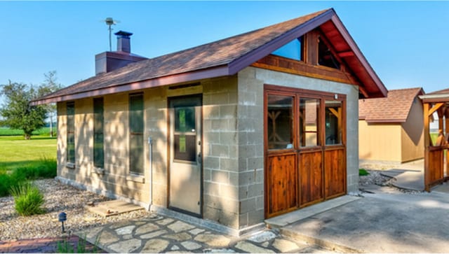 view of outdoor structure with an outbuilding