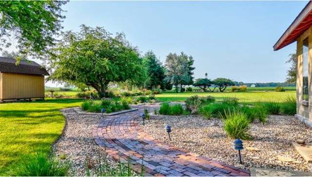 view of yard featuring an outdoor structure