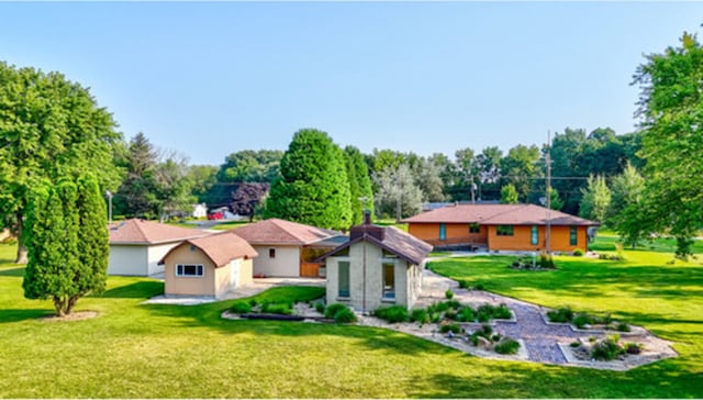 view of front of house featuring a front lawn