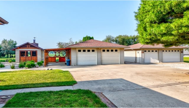 view of front of house featuring an outbuilding and a front yard