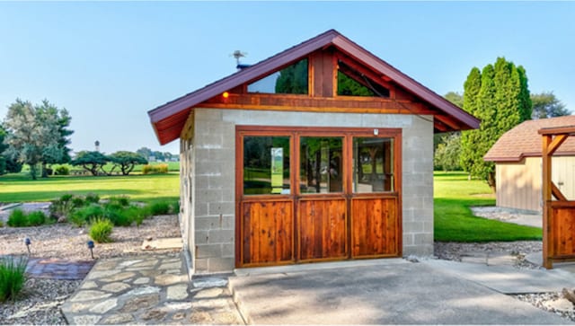 view of outdoor structure with an outdoor structure