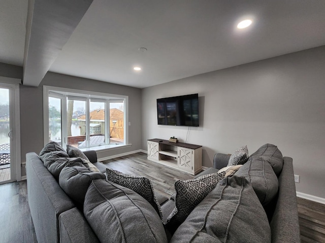 living area featuring dark wood-type flooring, recessed lighting, and baseboards