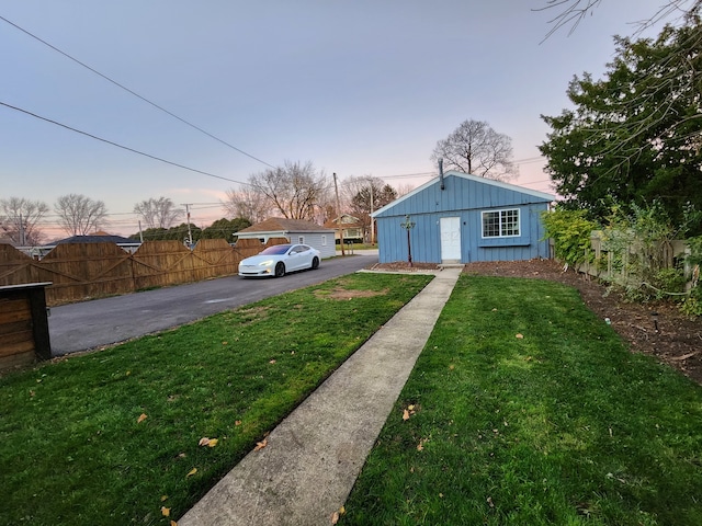 view of yard at dusk