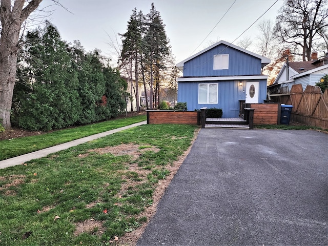 view of front of property featuring a front yard