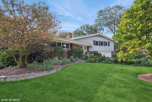 split level home featuring a front yard