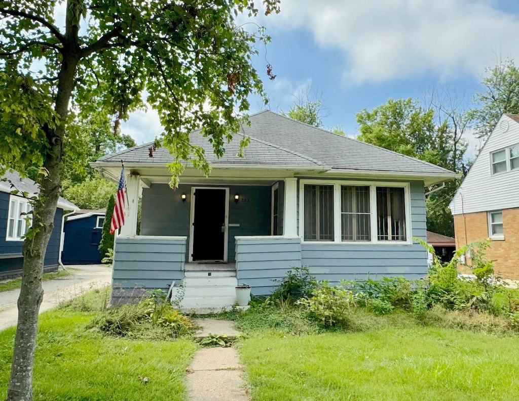 bungalow-style house with a front yard