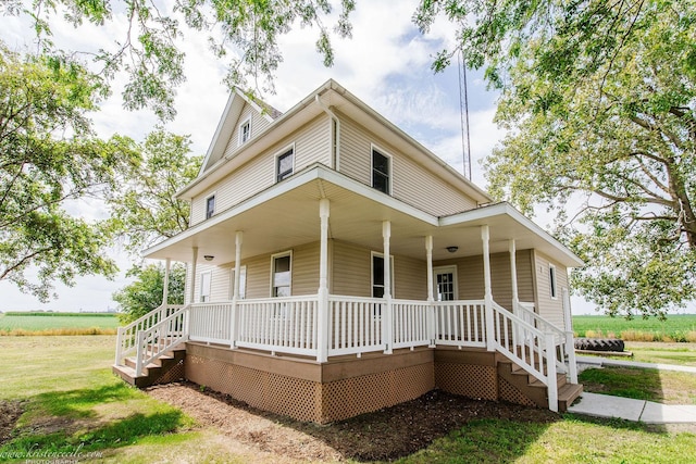 farmhouse-style home featuring a front yard and covered porch