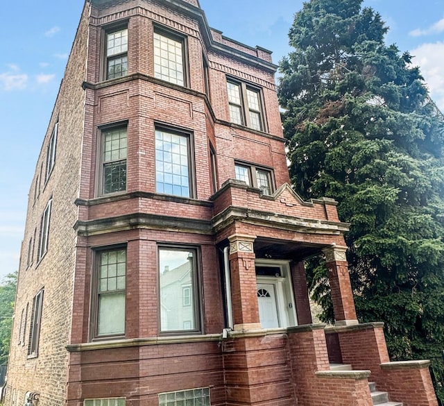 view of front facade featuring brick siding