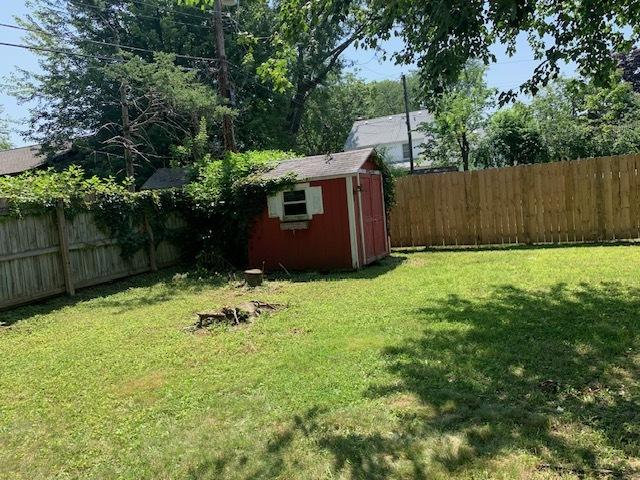 view of yard with a shed