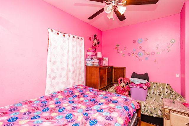 bedroom featuring ceiling fan