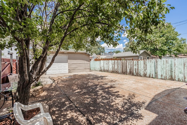 view of yard featuring an outdoor structure and a garage