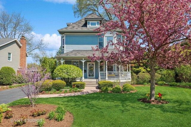 view of front of home featuring a porch and a front lawn