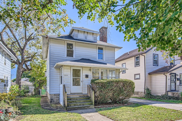 front of property with a front lawn