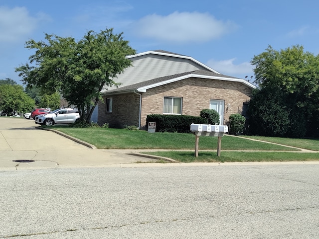 view of front facade with a front lawn