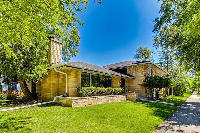 tri-level home featuring a front lawn