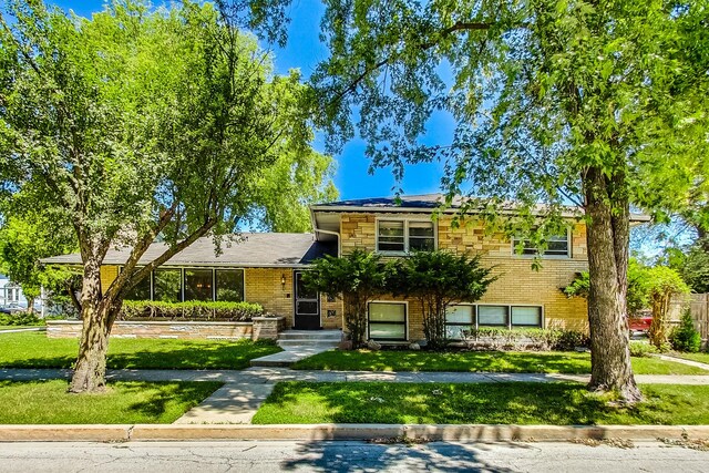 view of front of home featuring a front yard