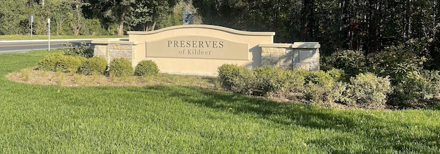 community sign with a lawn