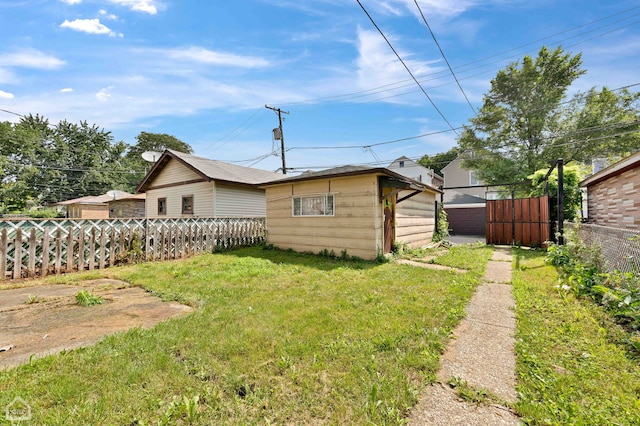 view of yard with a shed