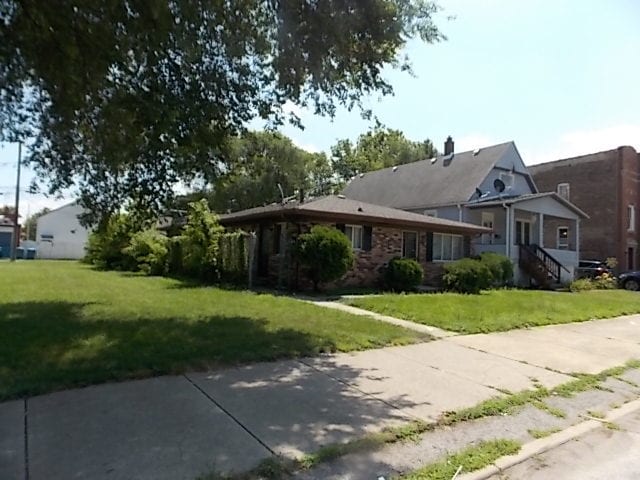 view of front of property featuring a front lawn