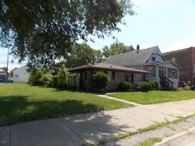 view of front of home with a front lawn