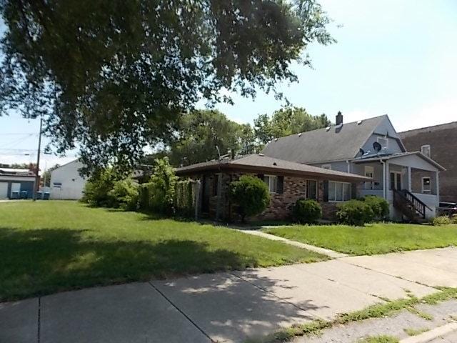 view of front of home with a front lawn