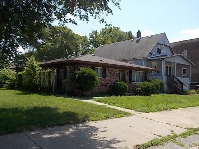 view of front of property with a front lawn