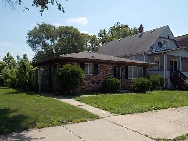 view of front of property with a front lawn