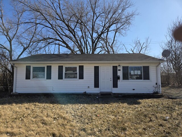 single story home with a front lawn