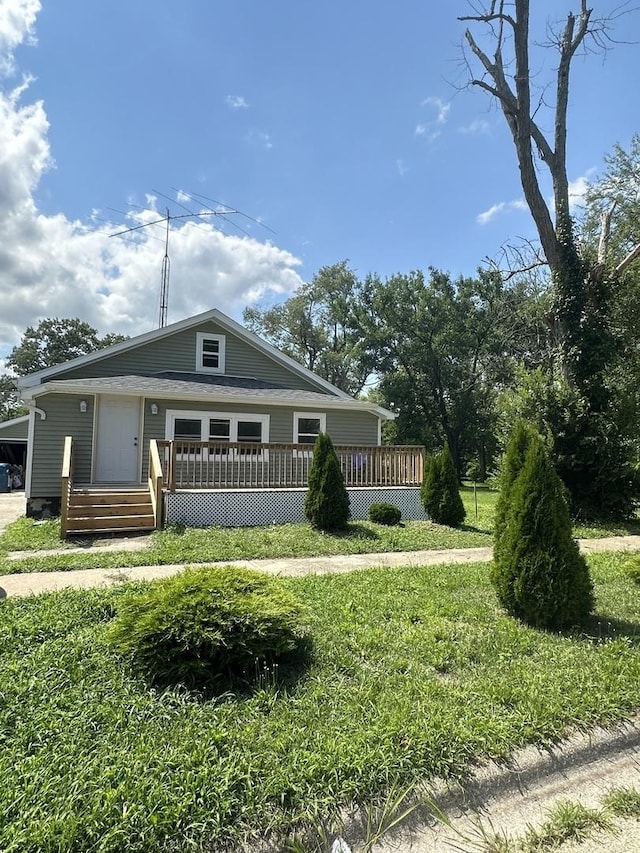 705 N Cottage Ave, Kankakee, IL 60901 - bungalow-style house with a wooden deck and a front yard