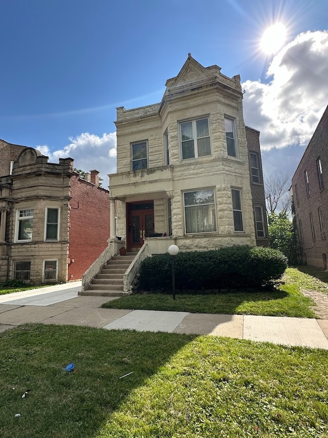 view of front facade featuring a front lawn