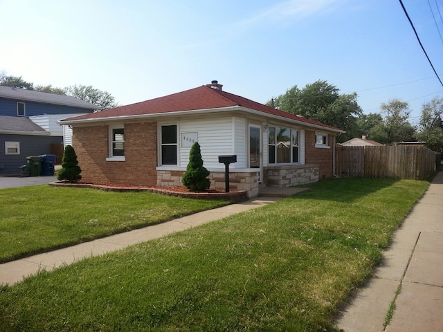 view of front of property featuring a front yard