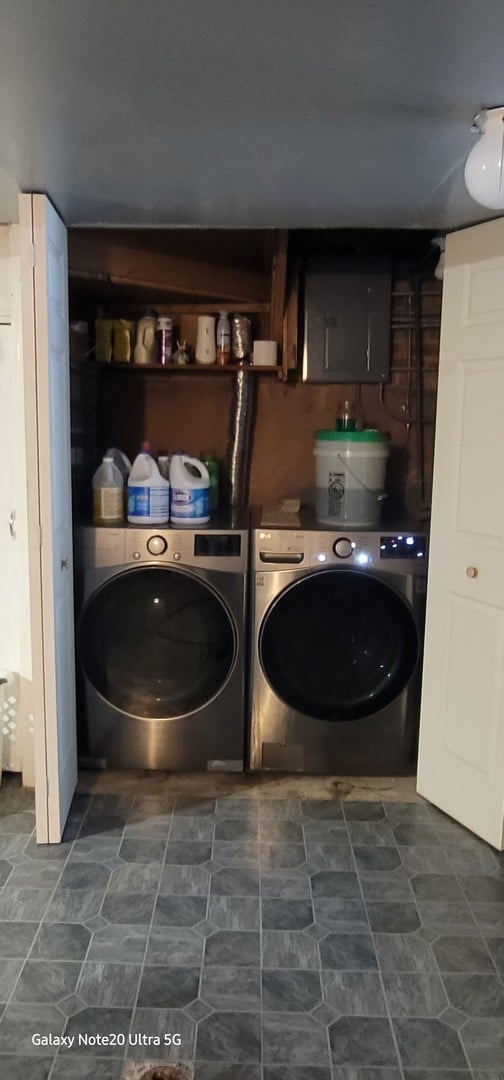 washroom featuring independent washer and dryer