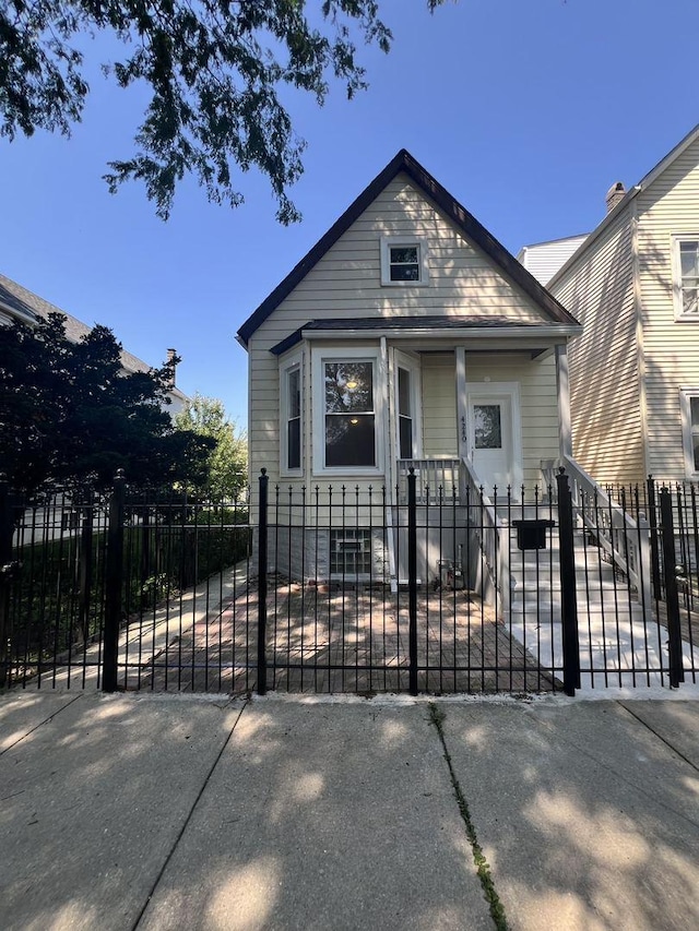 view of front of house featuring a fenced front yard