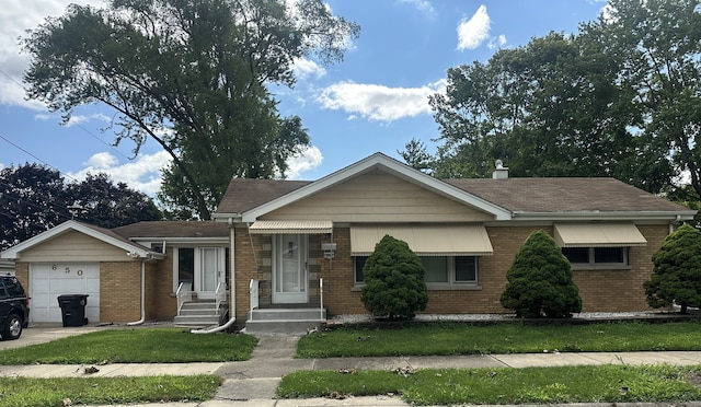 view of front facade featuring a garage and a front yard