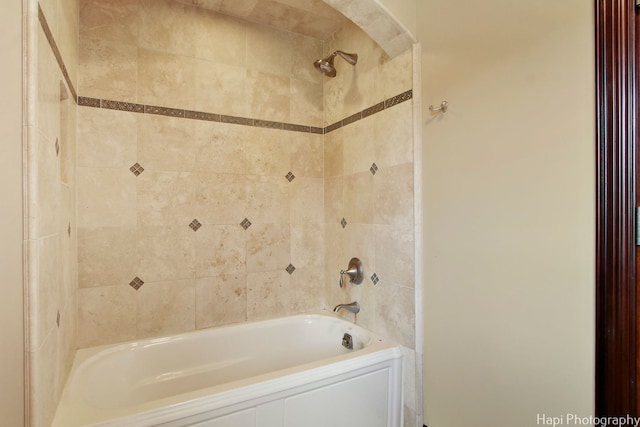 bathroom featuring tiled shower / bath combo