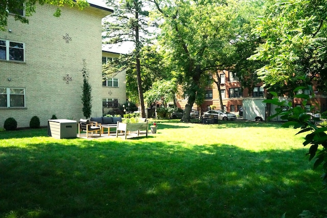 view of yard featuring outdoor lounge area