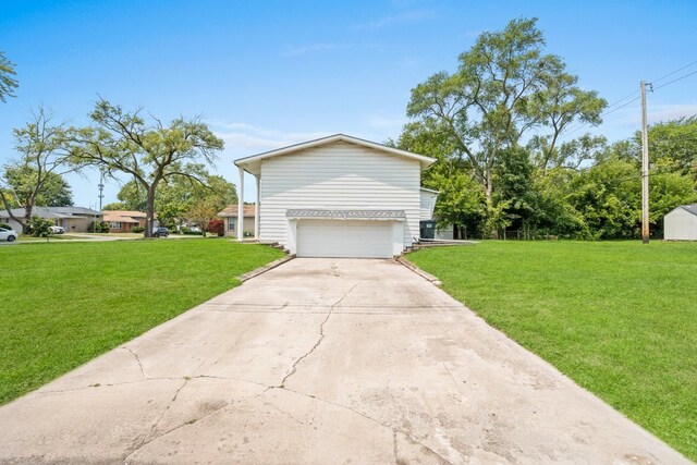 view of front facade with a front lawn