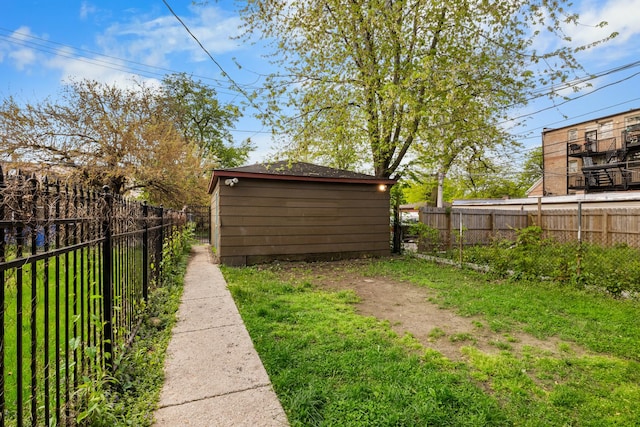 view of yard featuring a storage unit