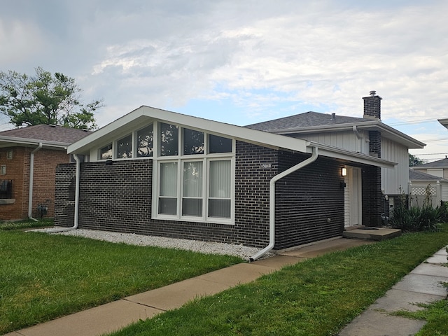 view of front of property featuring a front lawn