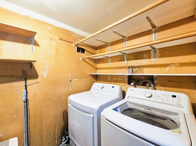 laundry room with washing machine and clothes dryer