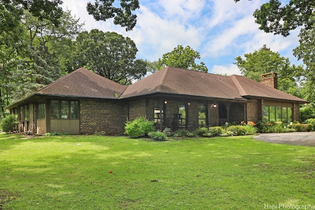 view of front of house with a front lawn