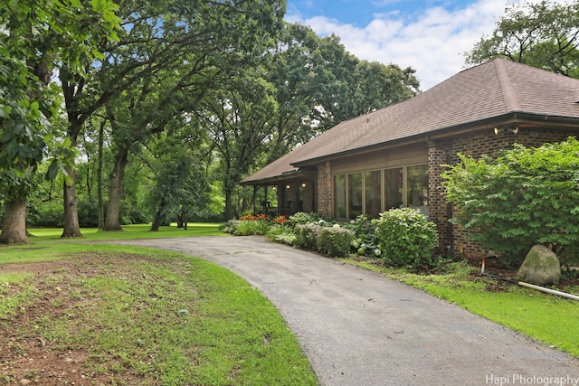 view of property's community featuring a lawn