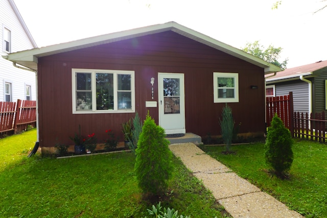 bungalow-style home featuring a front lawn